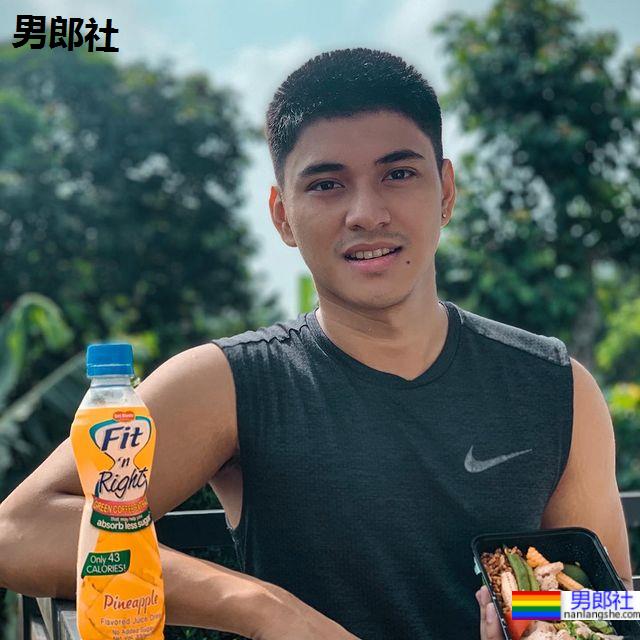 我弟的腹肌好像有点勐！邻家男孩凭嫩肉在演艺圈抬头挺兄 - 51虹马