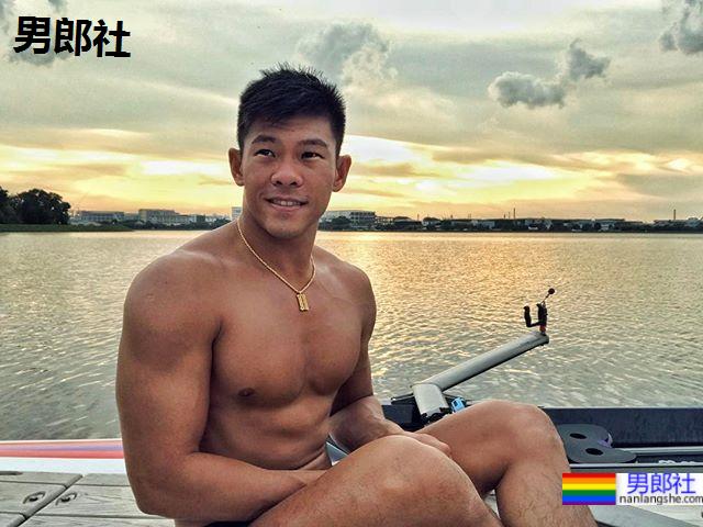新加坡晒出阳光灿笑的划船肌肉少年：Oz Titus - 51虹马