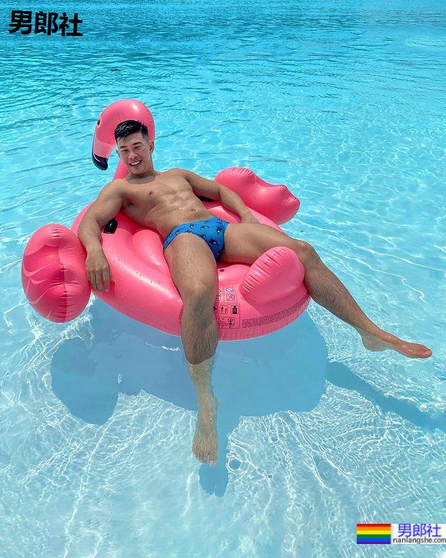 新加坡晒出阳光灿笑的划船肌肉少年：Oz Titus - 51虹马