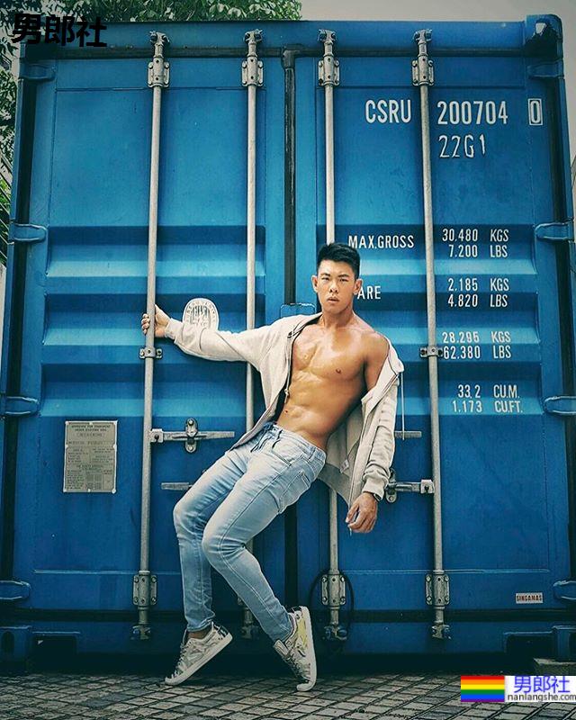 新加坡晒出阳光灿笑的划船肌肉少年：Oz Titus - 51虹马