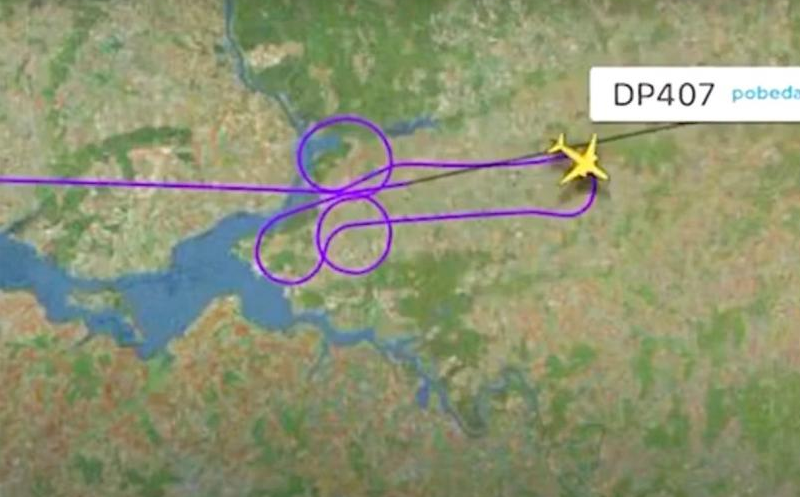 被飞行耽误的男体画家！是什么让俄国机师在天空画一只「鸡」？ - 51虹马