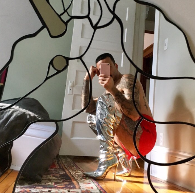 妈妈把男同志儿火辣自拍传给木匠，意外牵成情缘让人跌破眼镜！ - 51虹马