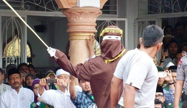 印尼两名年轻男子发生同性性行为遭公开鞭刑-51虹马