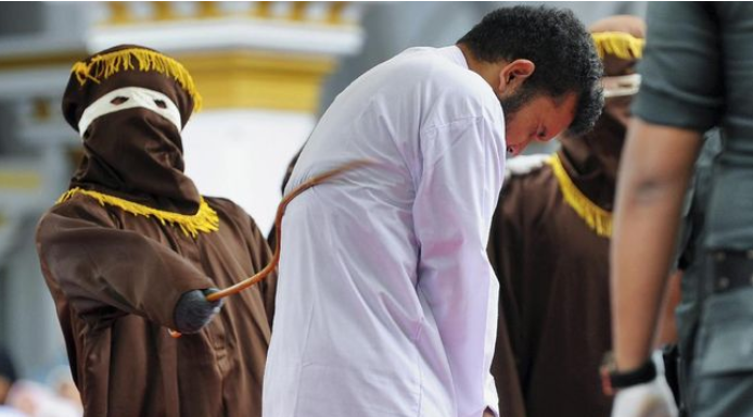 印尼两名年轻男子发生同性性行为遭公开鞭刑 - 51虹马 印尼两名年轻男子发生同性性行为遭公开鞭刑 - 51虹马