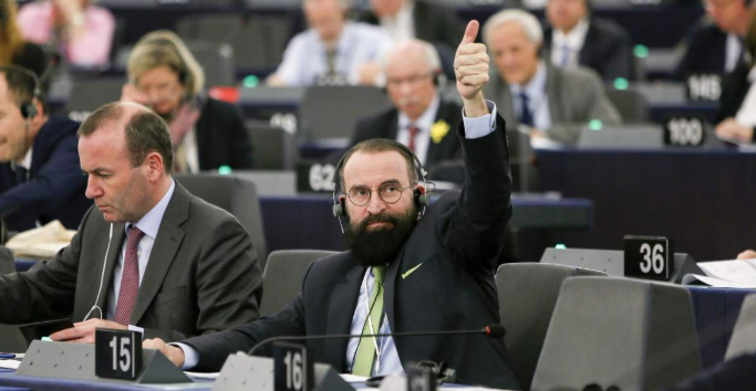 比利时同志轰趴意外插曲！宾客太嗨直接拉开临检警察内裤 - 51虹马