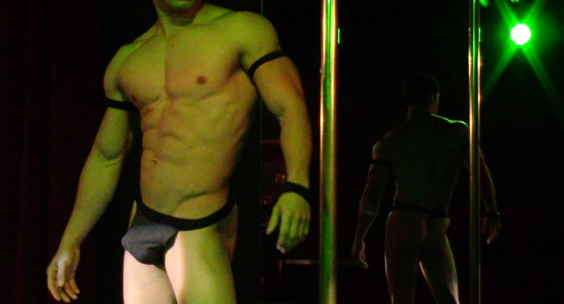 《一脱到底：超限舞男》影评：片如其名毫不灌水，满是性感全裸的脱衣舞男！-51虹马