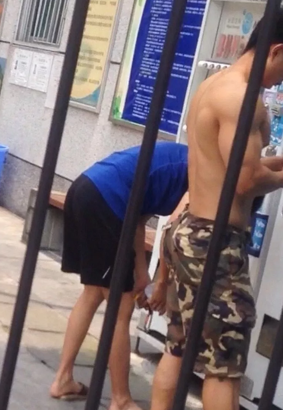 网友抓拍不穿上衣的肌肉男，这也太壮硕了！ - 51虹马