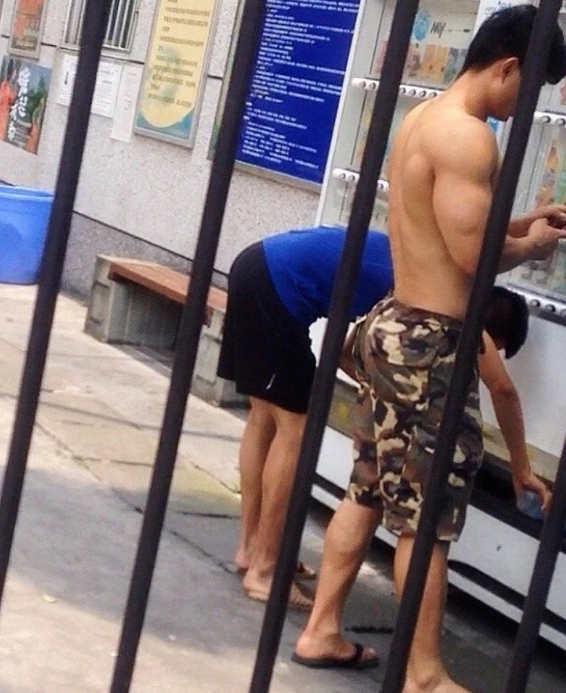 网友抓拍不穿上衣的肌肉男，这也太壮硕了！ - 51虹马