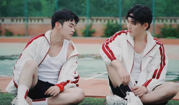 《春风不喜是少年》两个小帅哥为了争夺宠爱打闹中日久生情。 - 51虹马