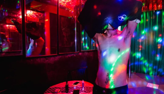 泰国男性工作者：一条无法归去的路 - 51虹马