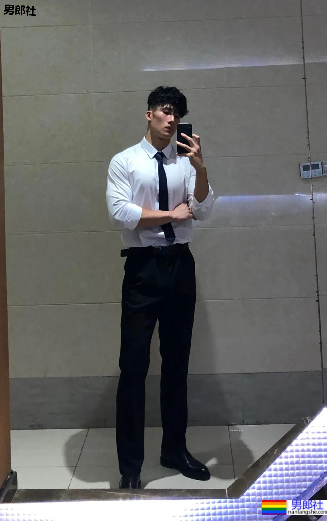 185大长腿高鼻梁极品老师刷屏!条顺腱子肉击剑照帅炸了! - 51虹马 185大长腿高鼻梁极品老师刷屏!条顺腱子肉击剑照帅炸了! - 51虹马