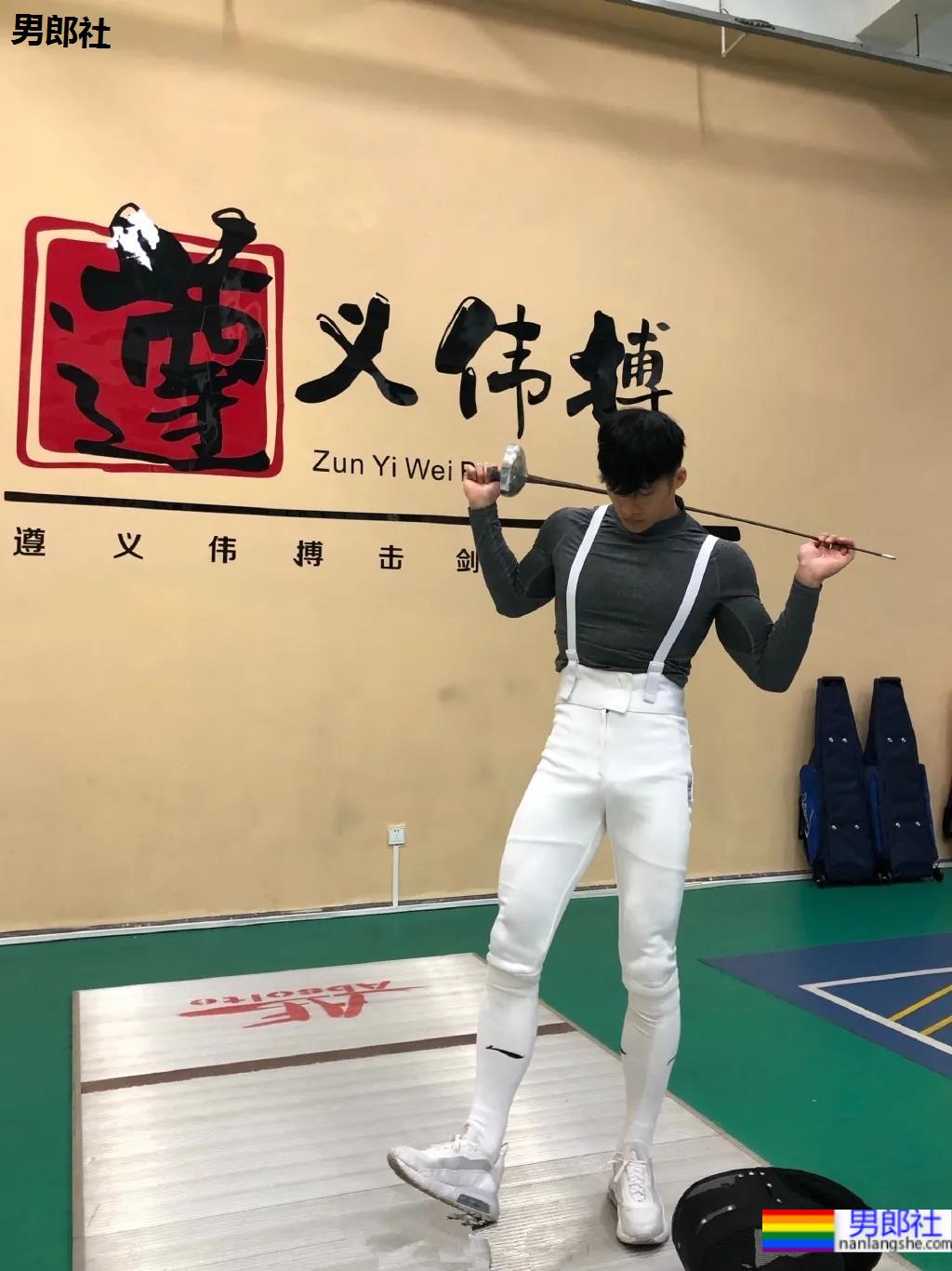 185大长腿高鼻梁极品老师刷屏!条顺腱子肉击剑照帅炸了! - 51虹马 185大长腿高鼻梁极品老师刷屏!条顺腱子肉击剑照帅炸了! - 51虹马