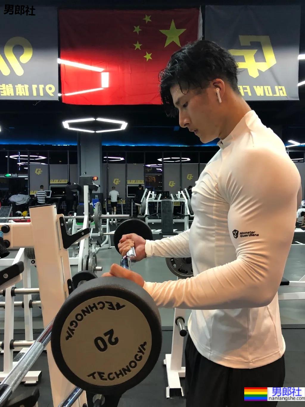 185大长腿高鼻梁极品老师刷屏!条顺腱子肉击剑照帅炸了! - 51虹马 185大长腿高鼻梁极品老师刷屏!条顺腱子肉击剑照帅炸了! - 51虹马