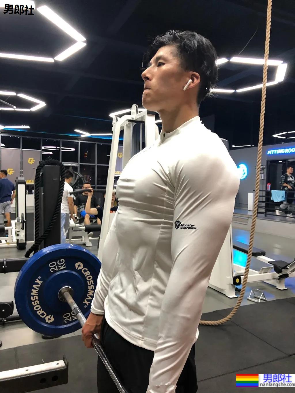 185大长腿高鼻梁极品老师刷屏!条顺腱子肉击剑照帅炸了! - 51虹马 185大长腿高鼻梁极品老师刷屏!条顺腱子肉击剑照帅炸了! - 51虹马