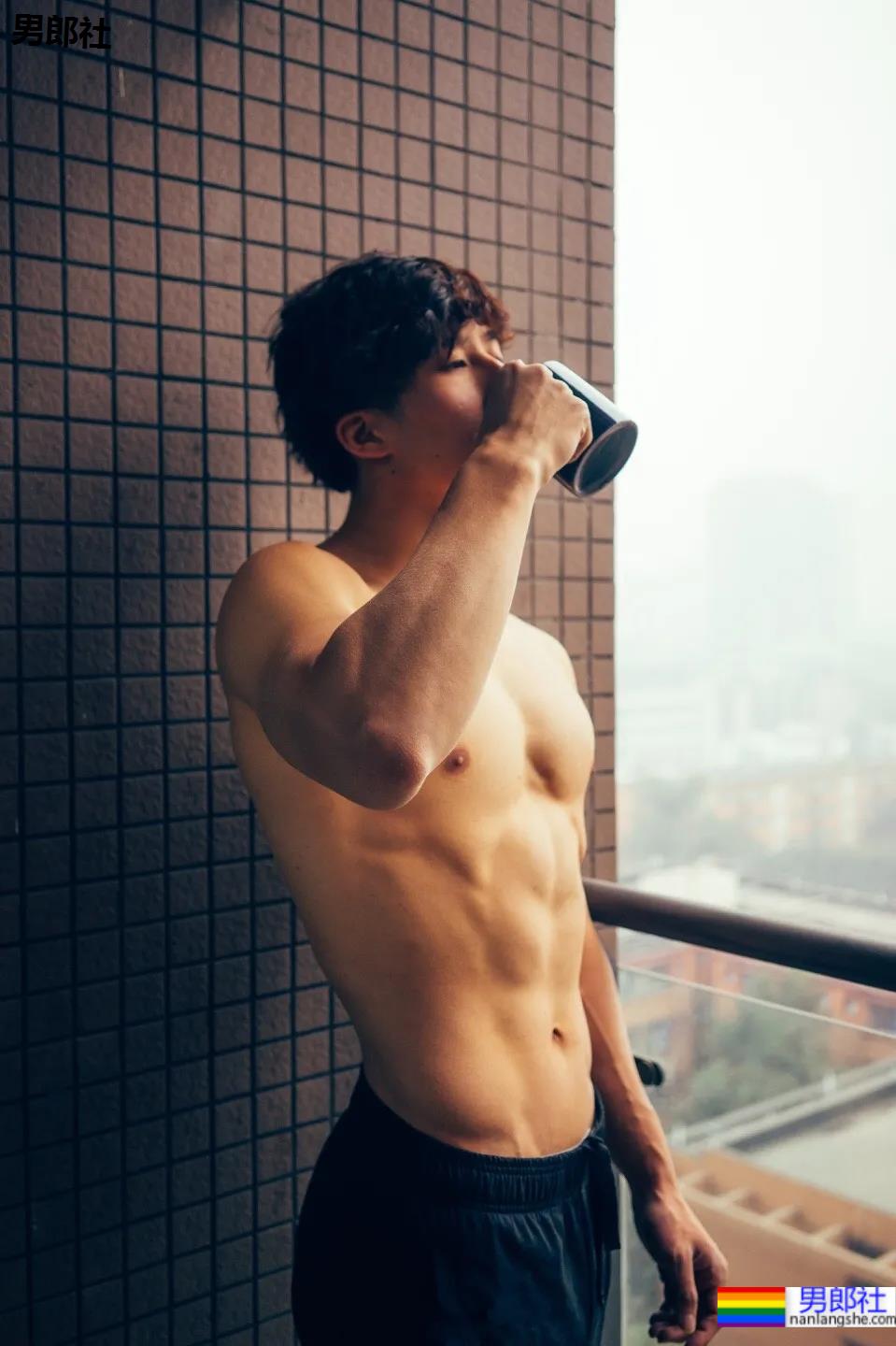 185大长腿高鼻梁极品老师刷屏!条顺腱子肉击剑照帅炸了! - 51虹马 185大长腿高鼻梁极品老师刷屏!条顺腱子肉击剑照帅炸了! - 51虹马