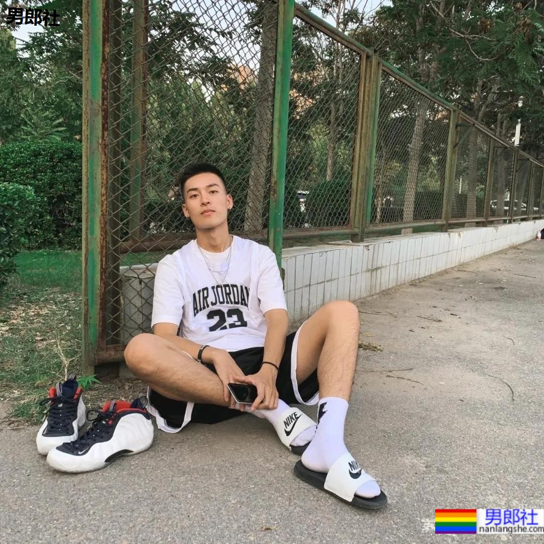 操场上的寸头腹肌体育生，标准运动小狼狗一枚！ - 51虹马