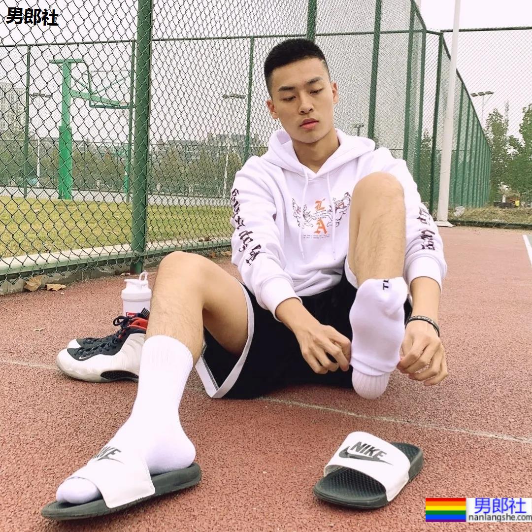 操场上的寸头腹肌体育生，标准运动小狼狗一枚！ - 51虹马