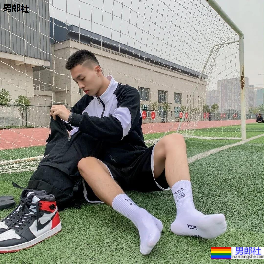 操场上的寸头腹肌体育生，标准运动小狼狗一枚！ - 51虹马