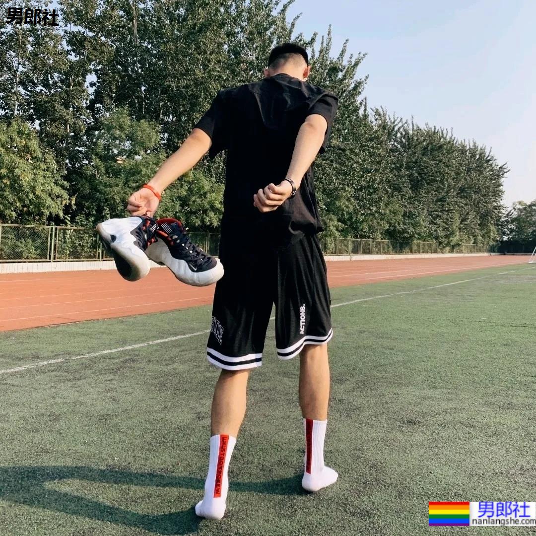 操场上的寸头腹肌体育生，标准运动小狼狗一枚！ - 51虹马