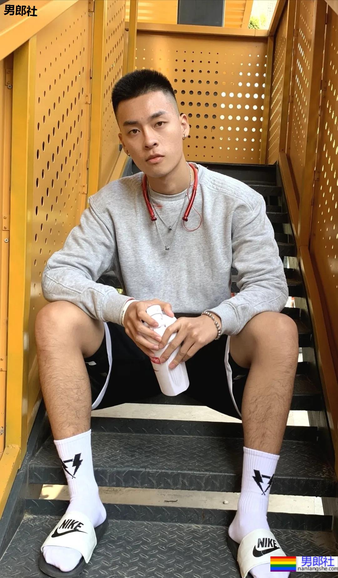 操场上的寸头腹肌体育生，标准运动小狼狗一枚！ - 51虹马