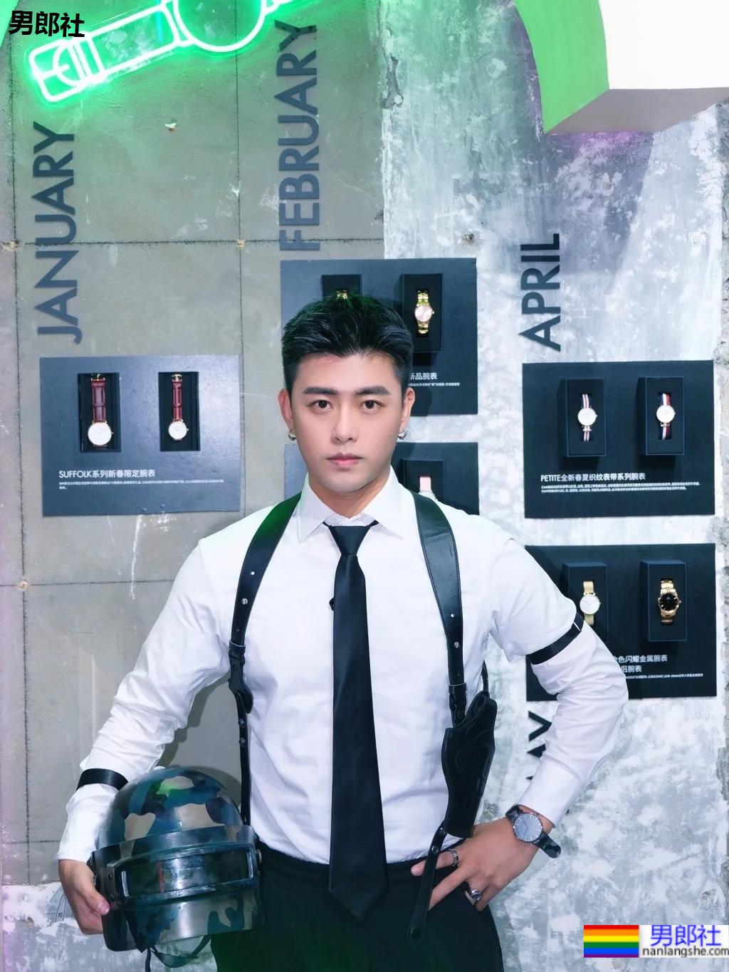 帅气网红博主COS和平精英，长得帅穿什么都好看！ - 51虹马