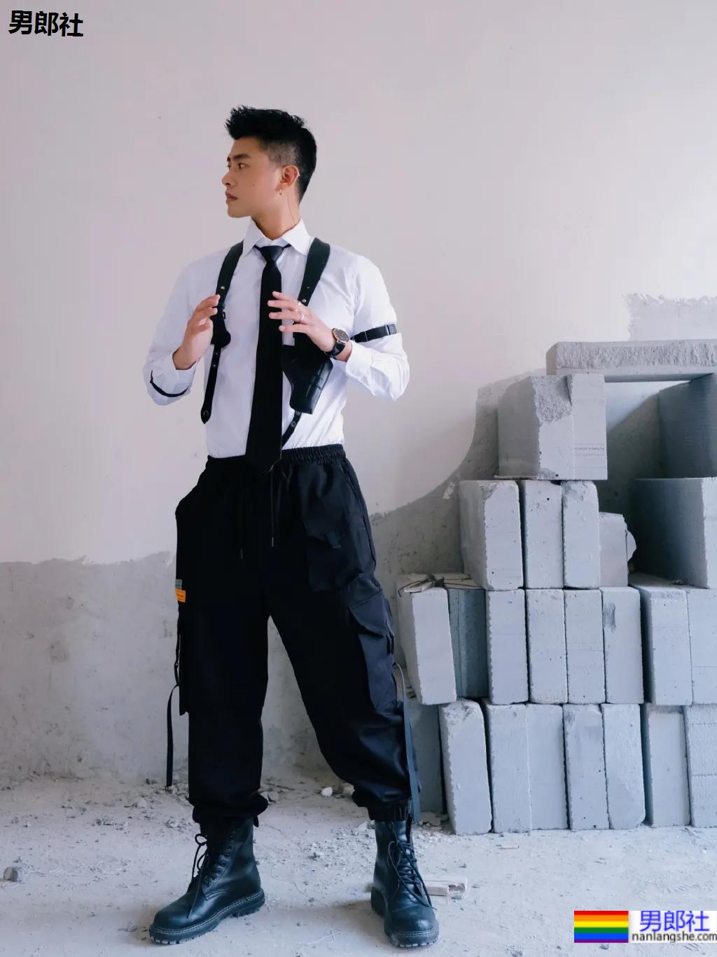 帅气网红博主COS和平精英，长得帅穿什么都好看！ - 51虹马