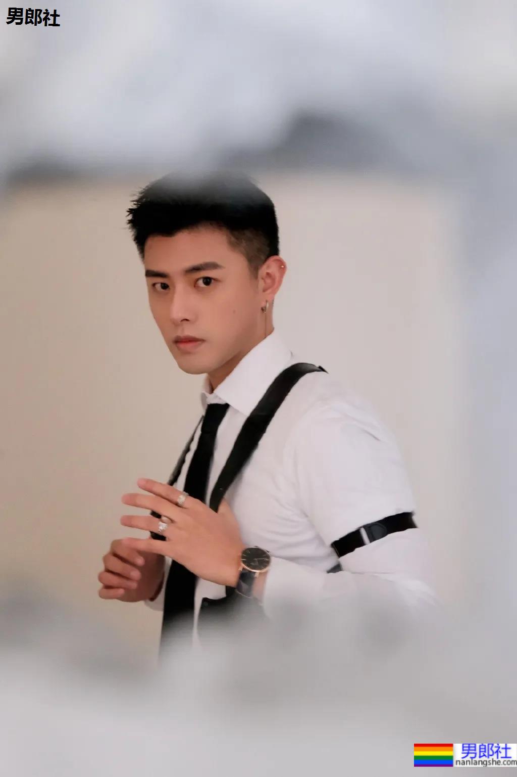 帅气网红博主COS和平精英，长得帅穿什么都好看！ - 51虹马