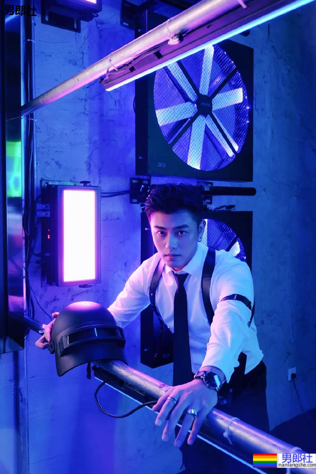 帅气网红博主COS和平精英，长得帅穿什么都好看！ - 51虹马