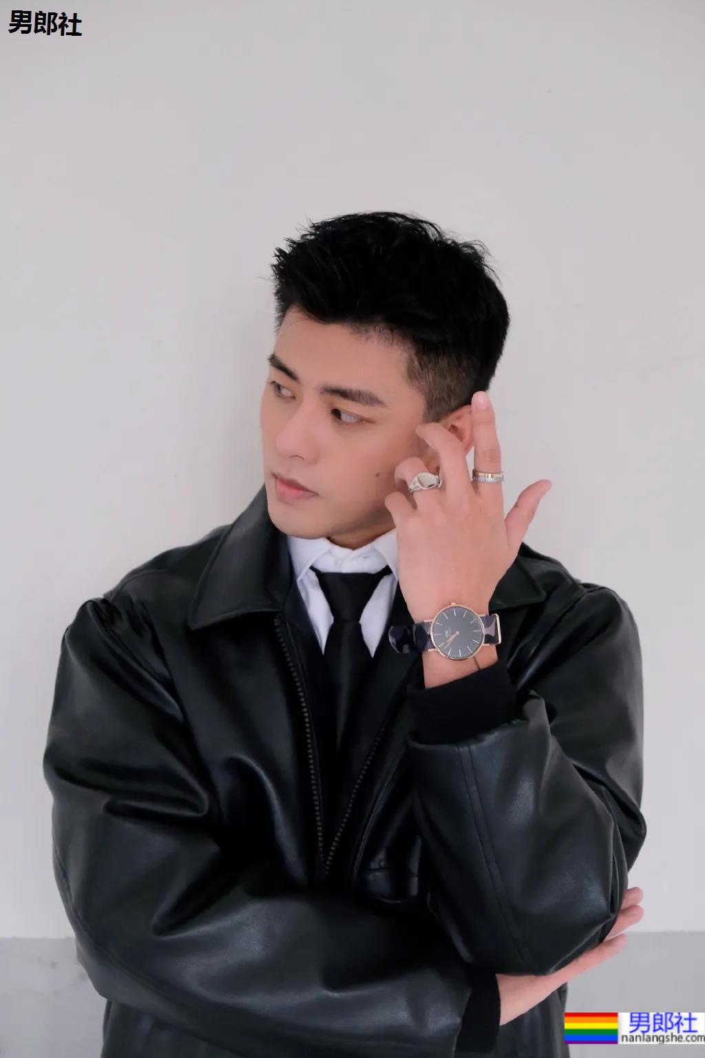 帅气网红博主COS和平精英，长得帅穿什么都好看！ - 51虹马