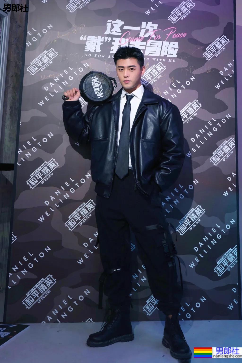 帅气网红博主COS和平精英，长得帅穿什么都好看！ - 51虹马