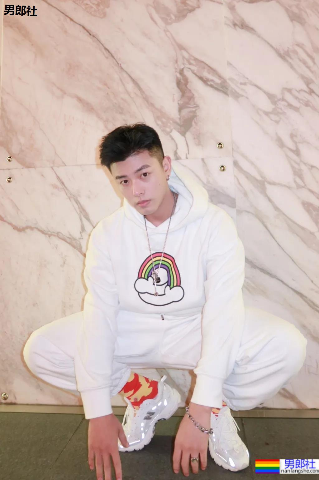 帅气网红博主COS和平精英，长得帅穿什么都好看！ - 51虹马