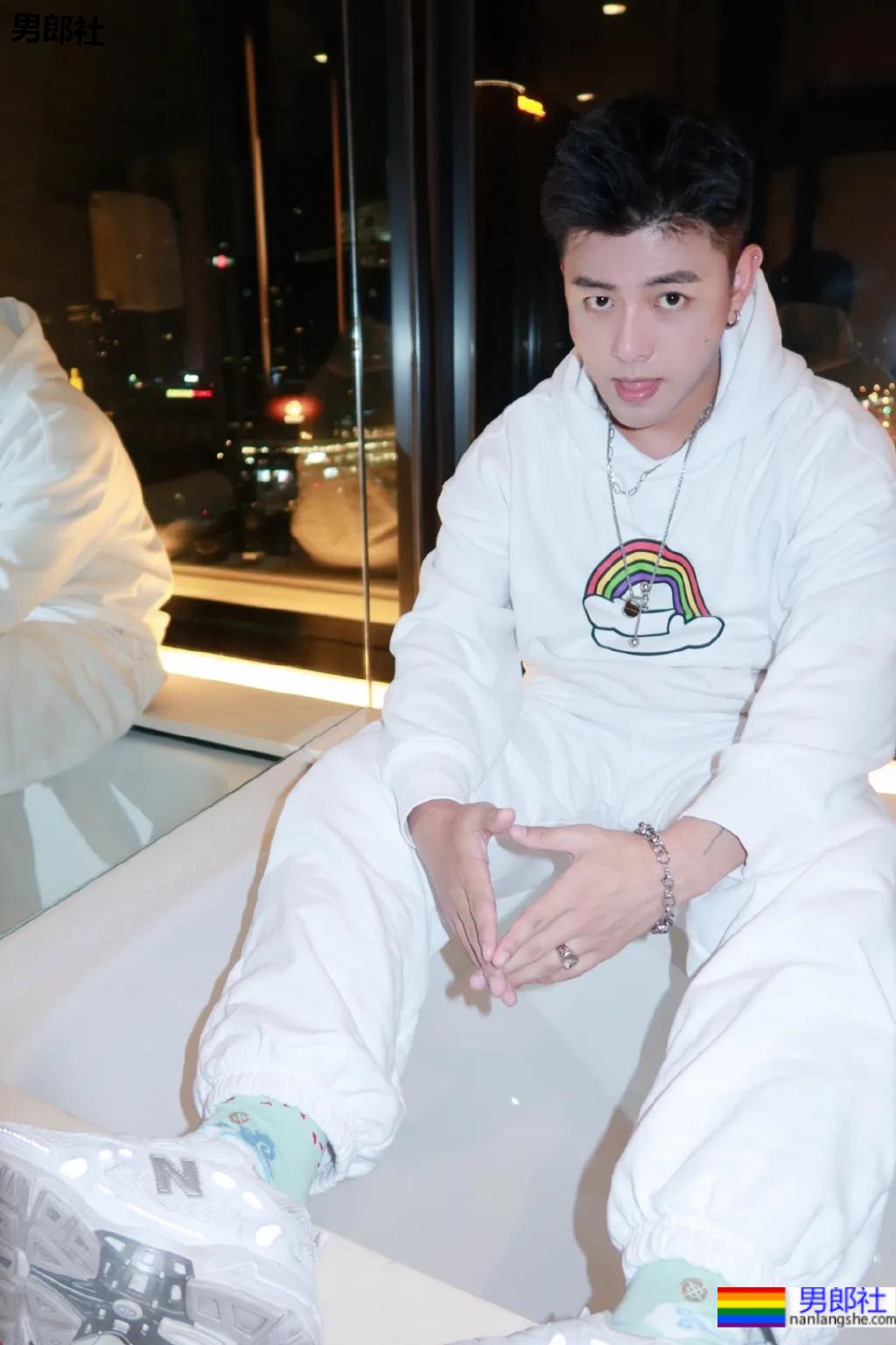 帅气网红博主COS和平精英，长得帅穿什么都好看！ - 51虹马