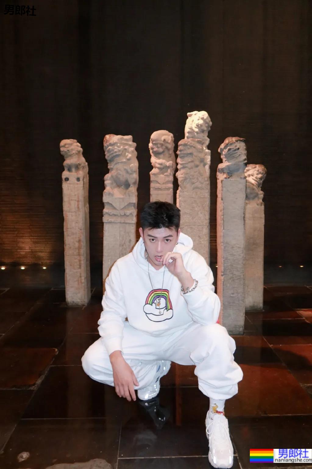 帅气网红博主COS和平精英，长得帅穿什么都好看！ - 51虹马