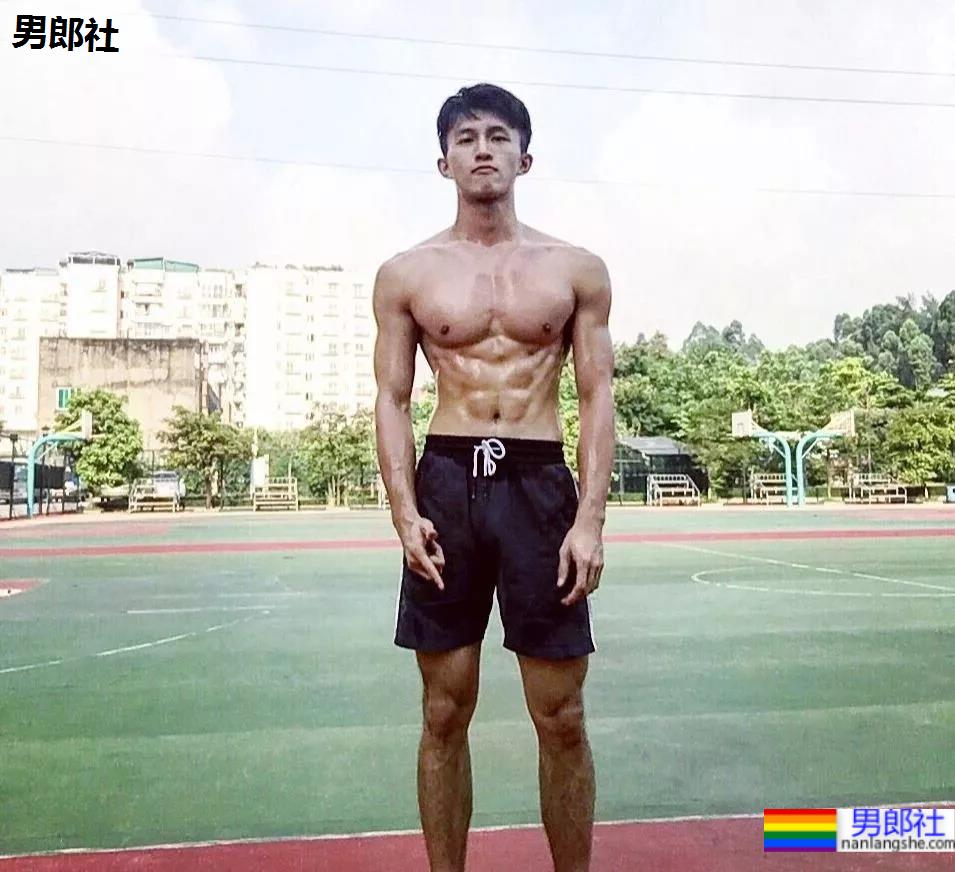 巨物体育生不小心被拍,迷之短裤遮裆-51虹马