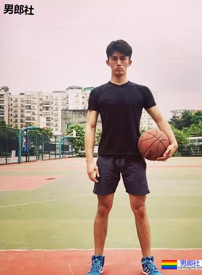 巨物体育生不小心被拍，迷之短裤遮裆 - 51虹马