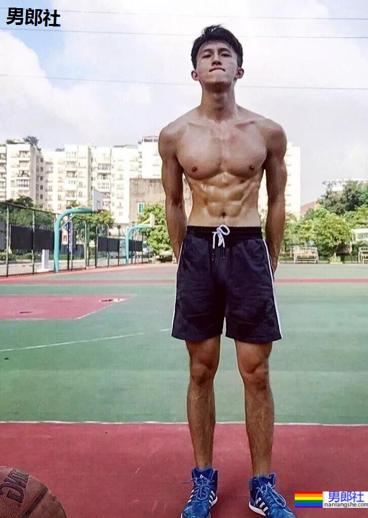 巨物体育生不小心被拍，迷之短裤遮裆 - 51虹马