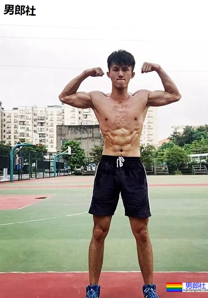 巨物体育生不小心被拍，迷之短裤遮裆 - 51虹马