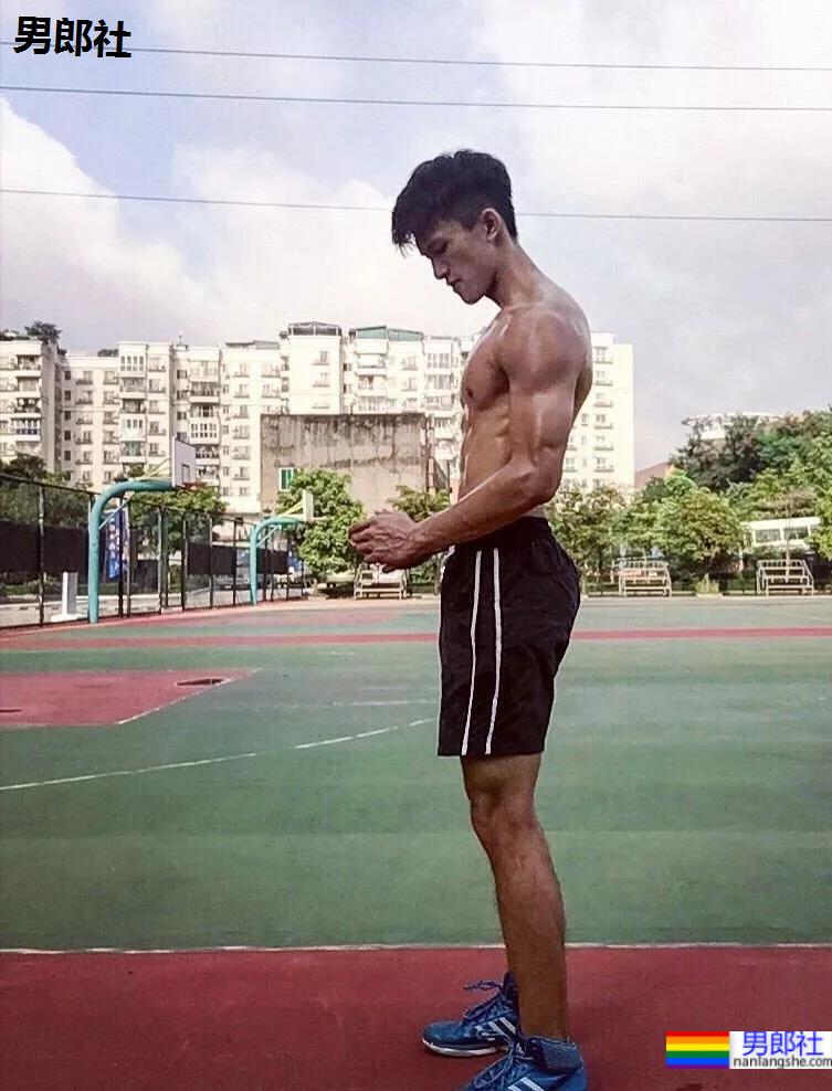 巨物体育生不小心被拍，迷之短裤遮裆 - 51虹马