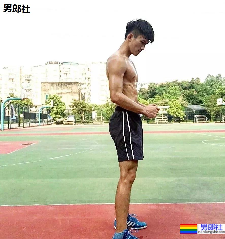 巨物体育生不小心被拍，迷之短裤遮裆 - 51虹马