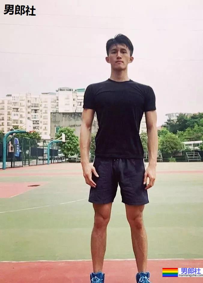 巨物体育生不小心被拍，迷之短裤遮裆 - 51虹马