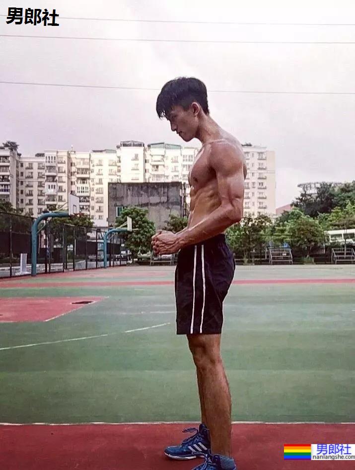 巨物体育生不小心被拍，迷之短裤遮裆 - 51虹马