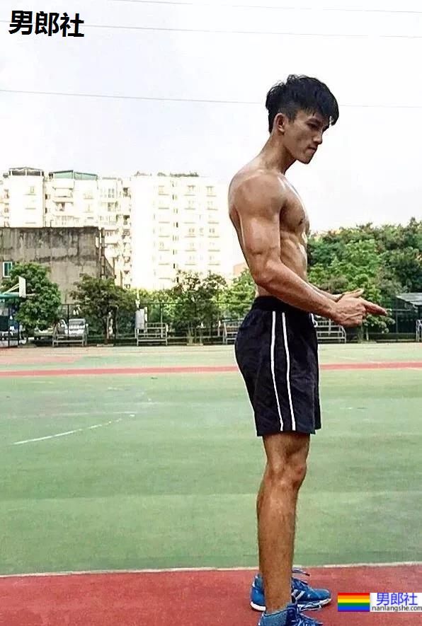 巨物体育生不小心被拍，迷之短裤遮裆 - 51虹马