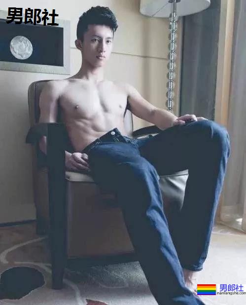 巨物体育生不小心被拍，迷之短裤遮裆 - 51虹马