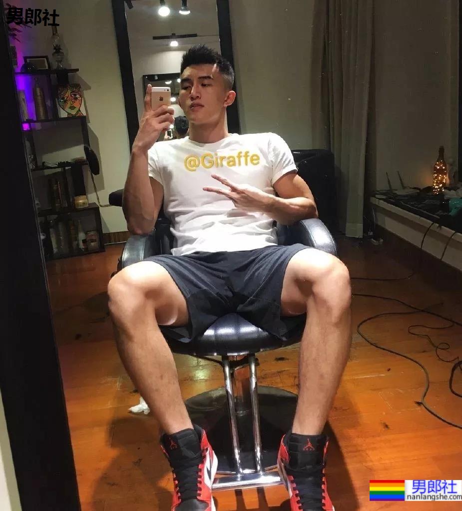 巨物体育生不小心被拍，迷之短裤遮裆 - 51虹马