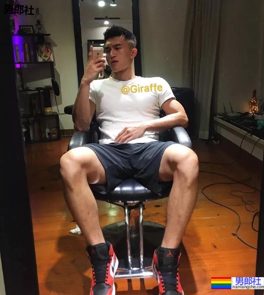 巨物体育生不小心被拍，迷之短裤遮裆 - 51虹马