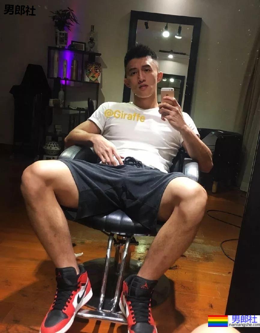 巨物体育生不小心被拍，迷之短裤遮裆 - 51虹马