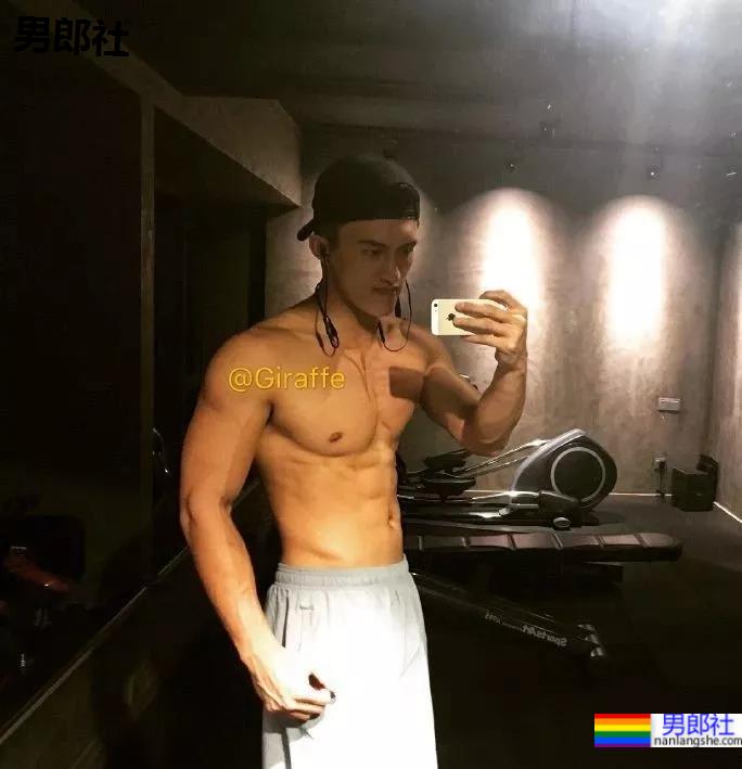 巨物体育生不小心被拍，迷之短裤遮裆 - 51虹马