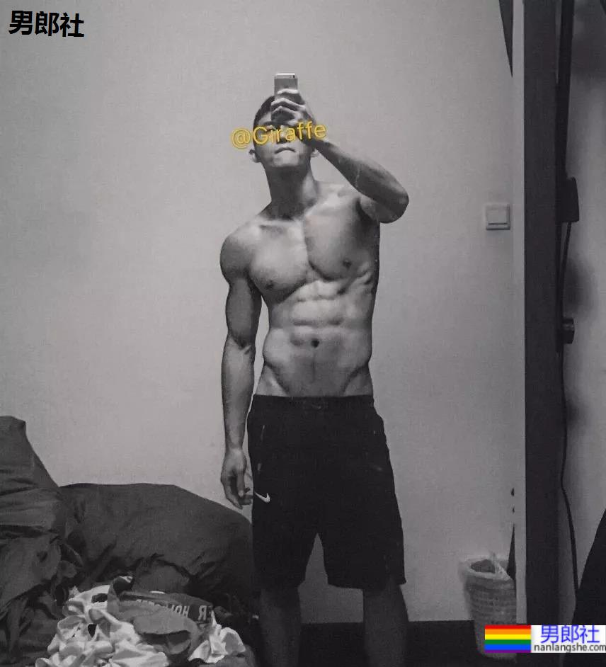 巨物体育生不小心被拍，迷之短裤遮裆 - 51虹马