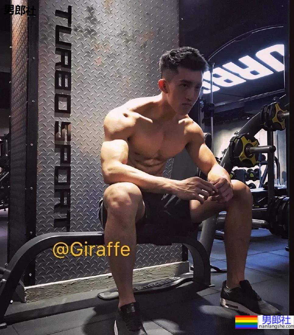 巨物体育生不小心被拍，迷之短裤遮裆 - 51虹马