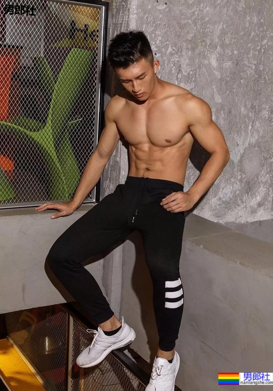 巨物体育生不小心被拍，迷之短裤遮裆 - 51虹马